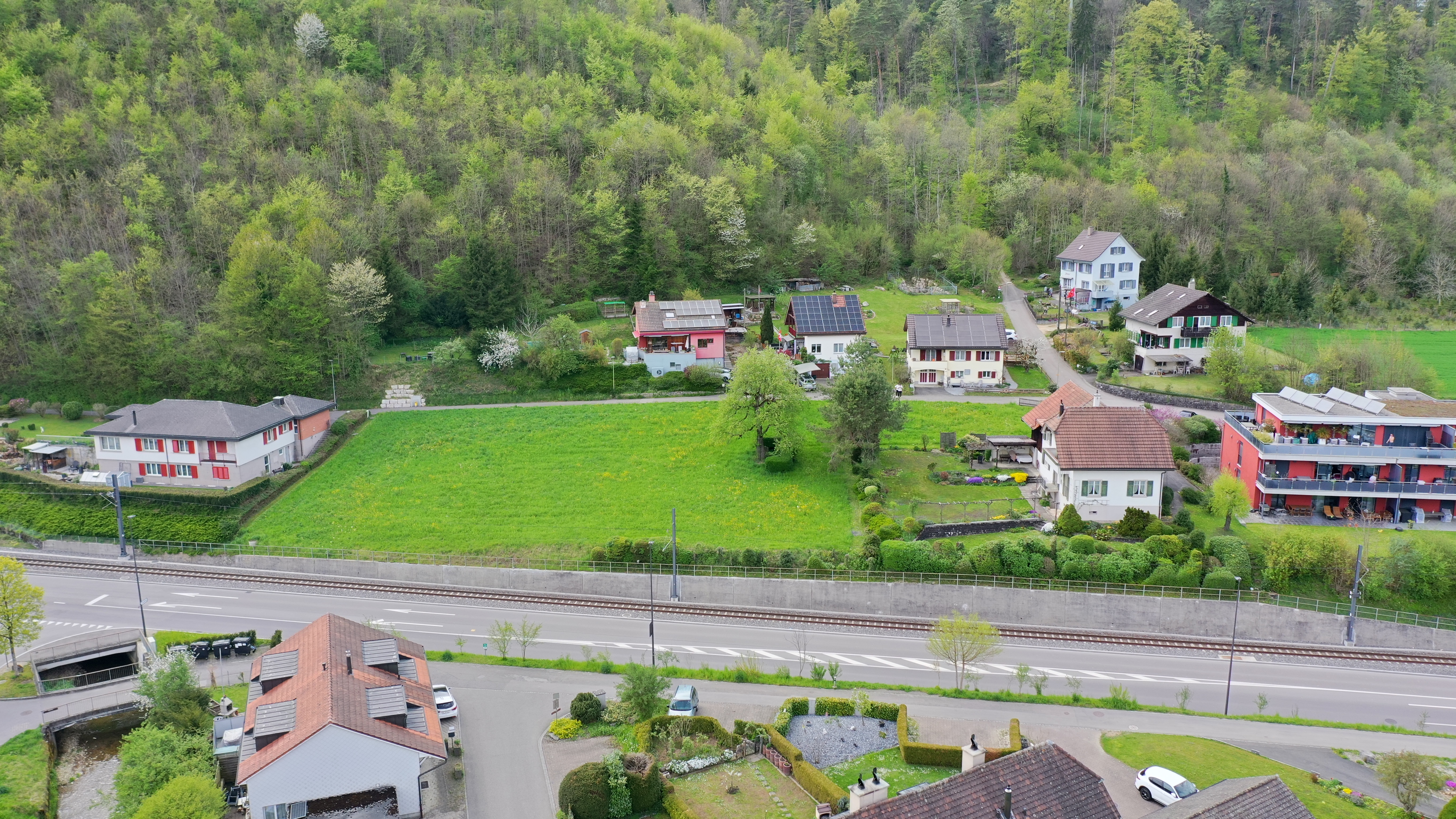 Hölstein – Lage am Steinenweg mit Waldenburgerbahn und Naturkulisse